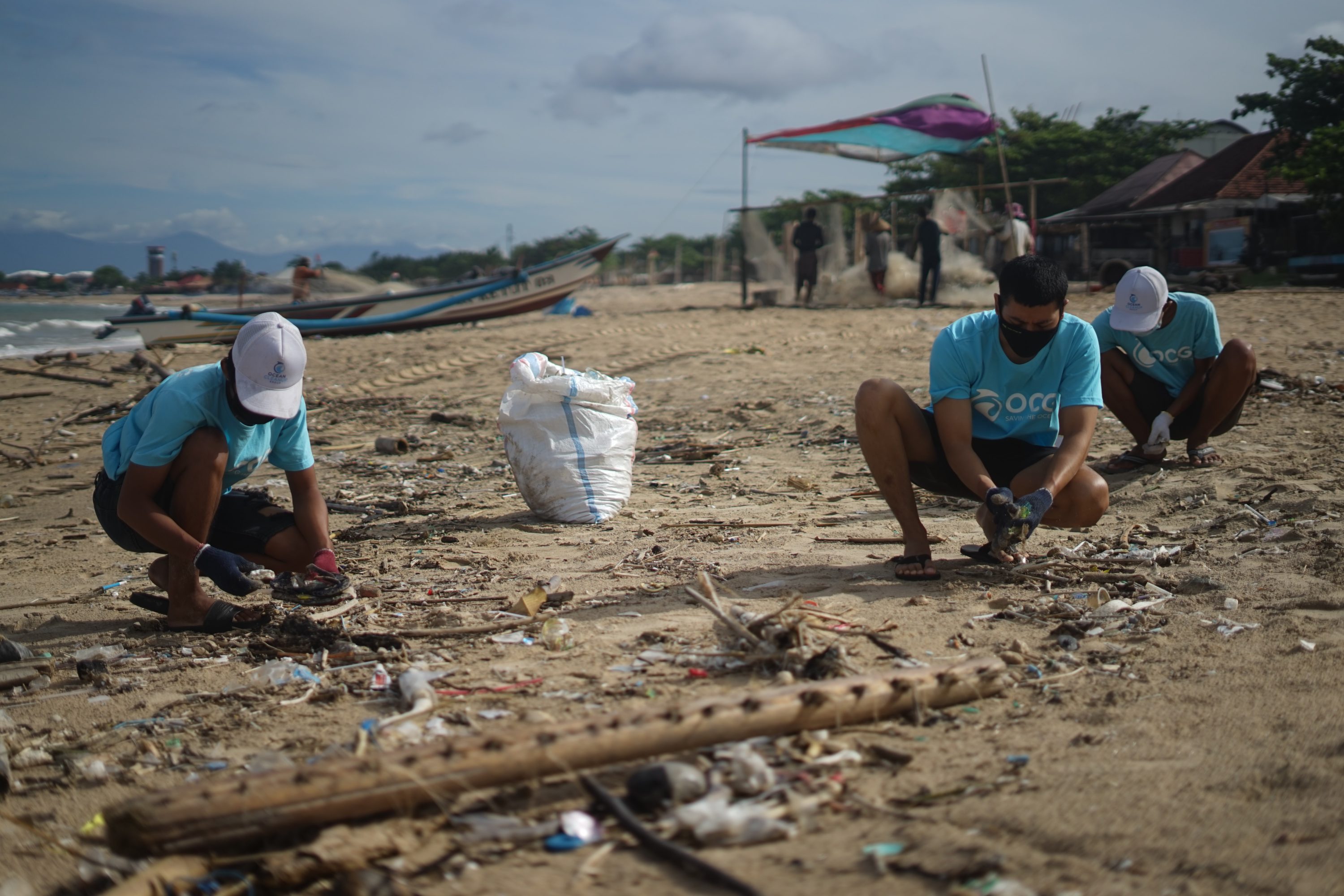 Volunteers clean up ocean